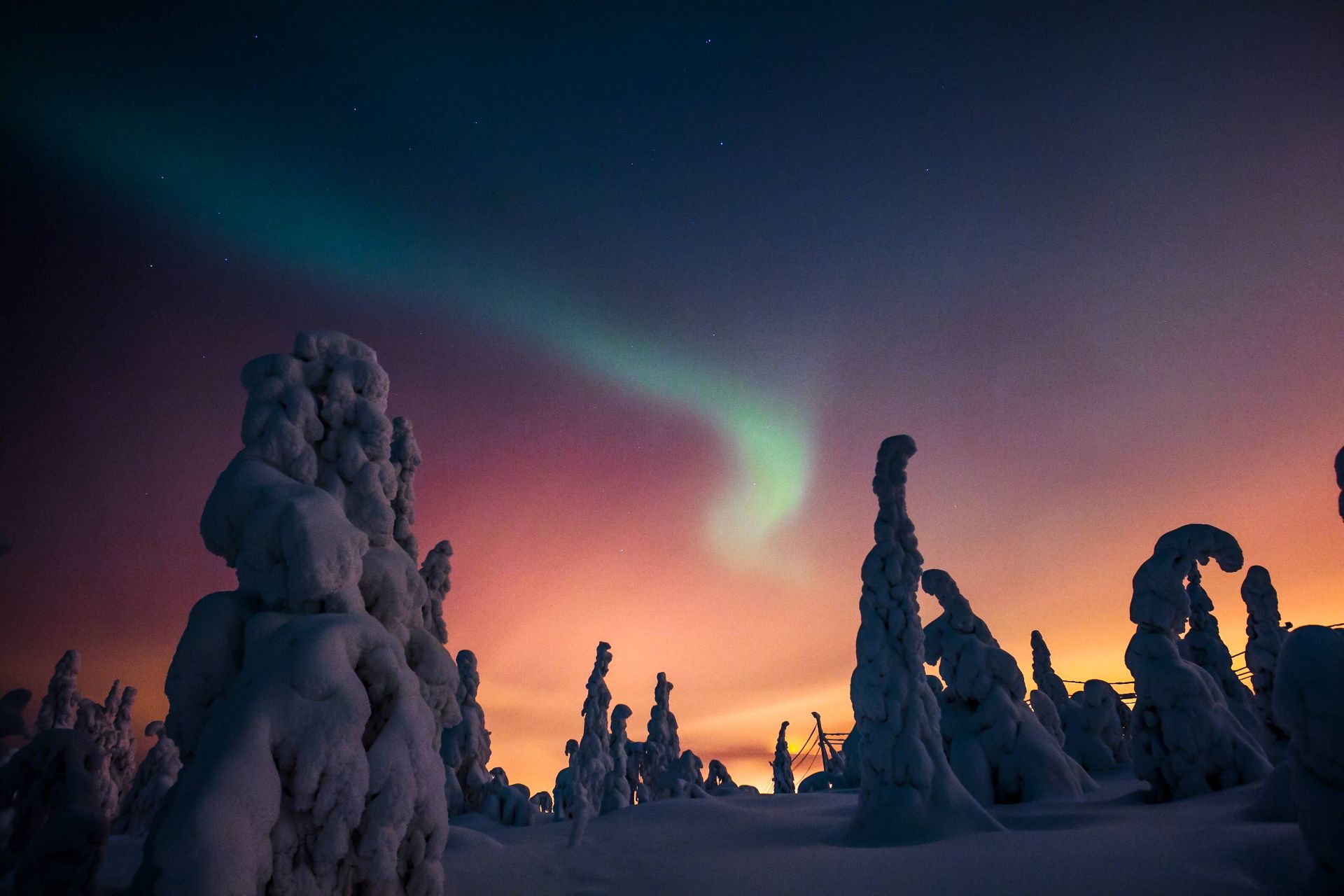 A strong aurora corona over northern Finland